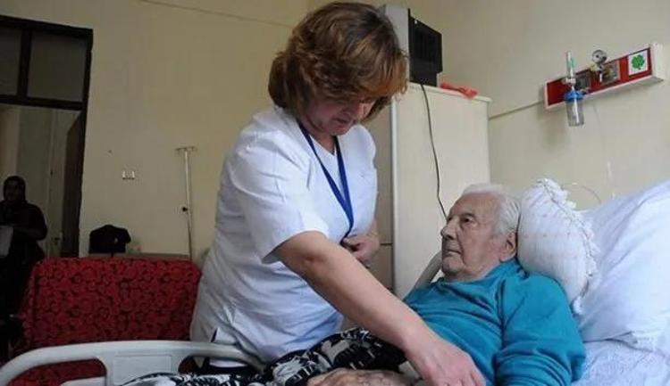 Dolgun maaş + KPSS şartı yok + İlkokul mezunu olmak yetiyor Bu ay huzurevlerine hasta bakıcı alımı başladı