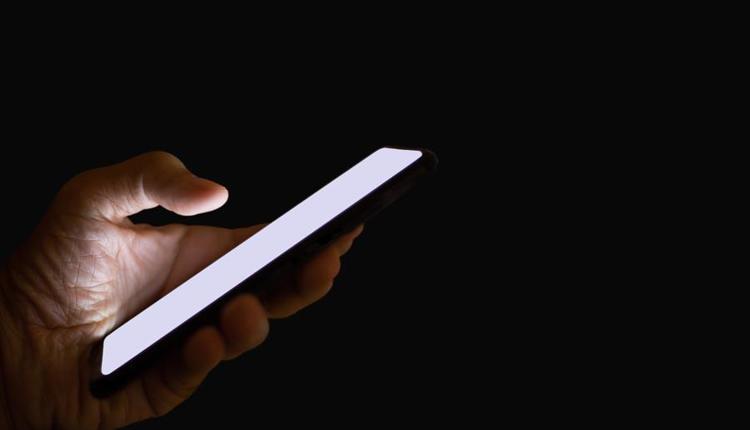Cep telefonları kamusal alanda yasaklandı Fransada akıllı telefonlara karşı ilk referandum...