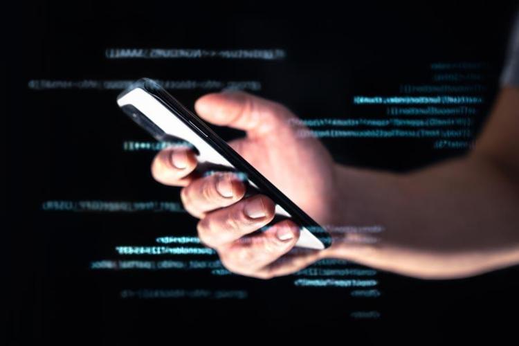 Cep telefonları kamusal alanda yasaklandı Fransada akıllı telefonlara karşı ilk referandum...