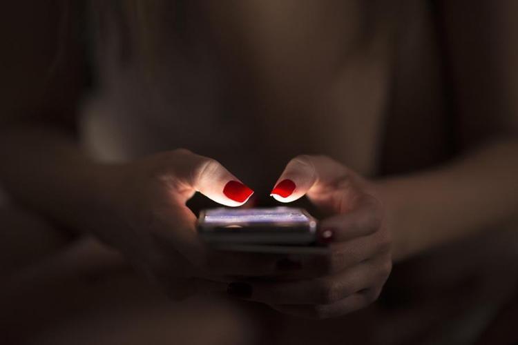Cep telefonları kamusal alanda yasaklandı Fransada akıllı telefonlara karşı ilk referandum...