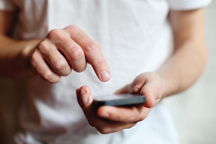 Cep telefonları kamusal alanda yasaklandı Fransada akıllı telefonlara karşı ilk referandum...