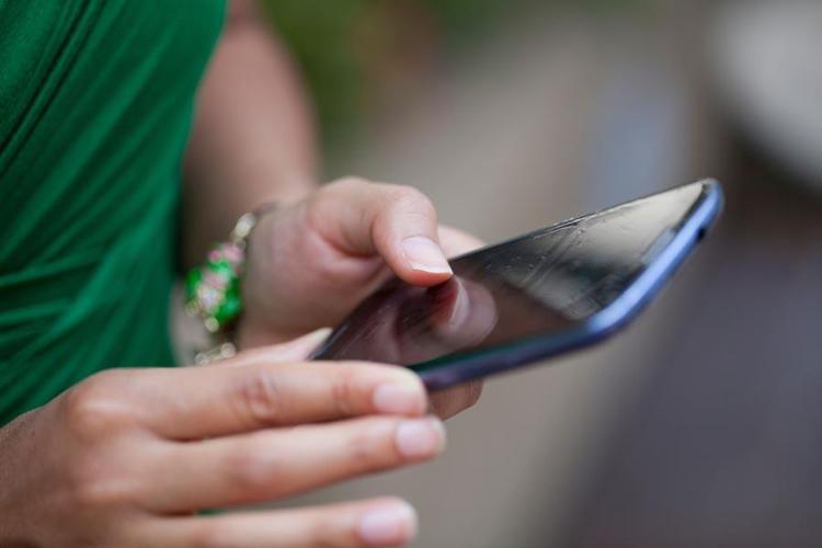 Cep telefonları kamusal alanda yasaklandı Fransada akıllı telefonlara karşı ilk referandum...