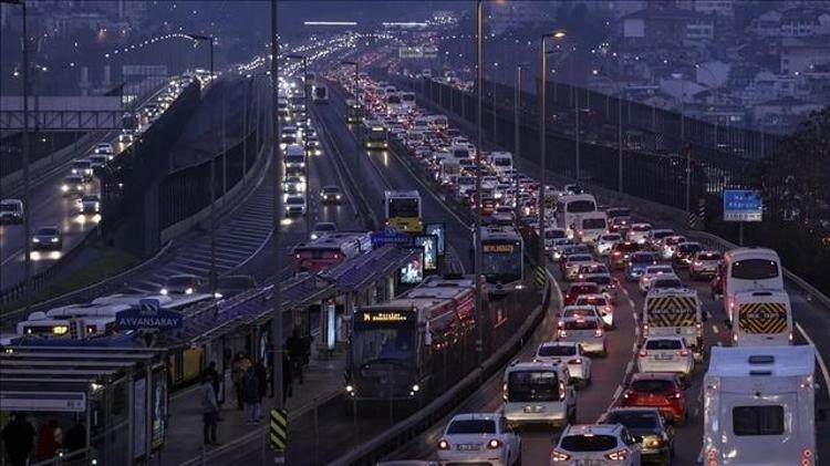 Trafik kilit: Merterden başlıyor, Yenibosnaya kadar adım adım... 15 Şubat İstanbulda trafik yoğunluğu nasıl