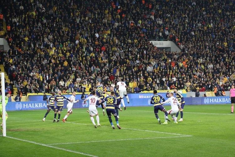 Ankaragücü-Galatasaray maçında penaltıdan önce faul var mı Halem Ali Şansalanın iptal kararı doğru mu