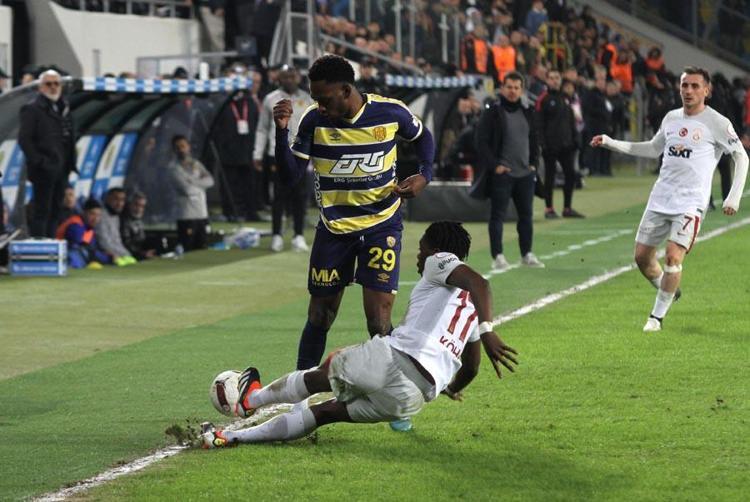Ankaragücü-Galatasaray maçında penaltıdan önce faul var mı Halem Ali Şansalanın iptal kararı doğru mu