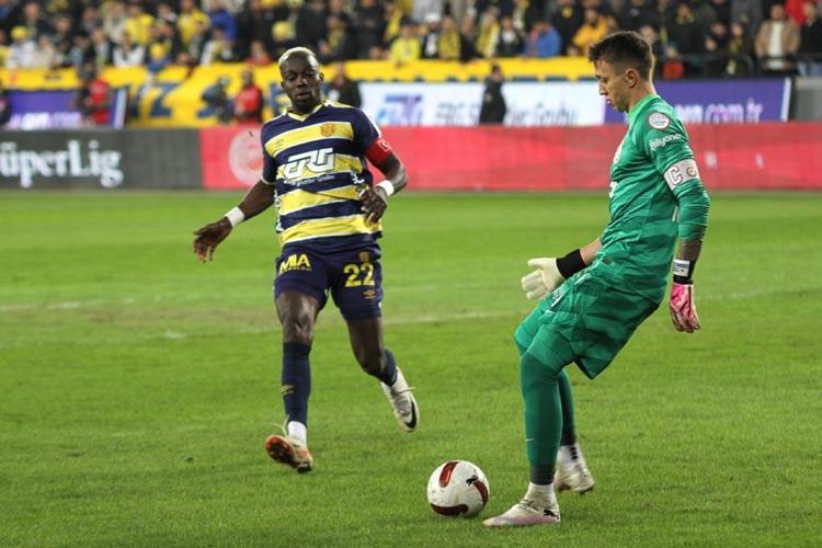 Ankaragücü-Galatasaray maçında penaltıdan önce faul var mı Halem Ali Şansalanın iptal kararı doğru mu