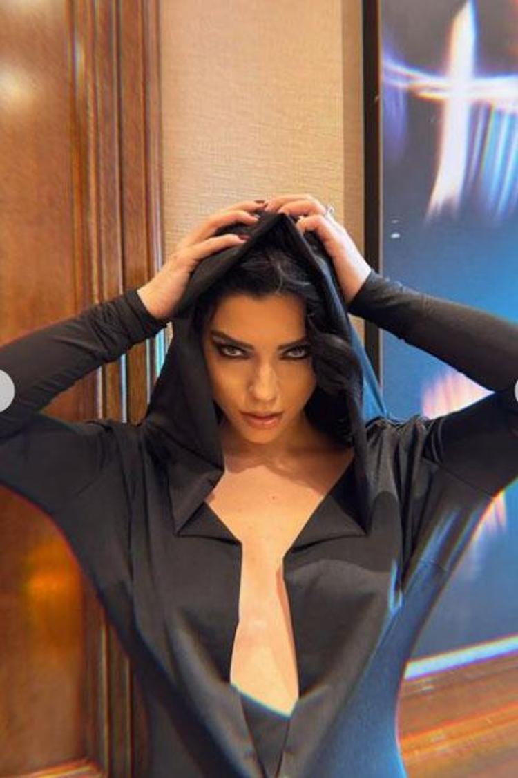 Merve Boluğurdan Kara Melek paylaşımı Beğeni yağmuru geldi