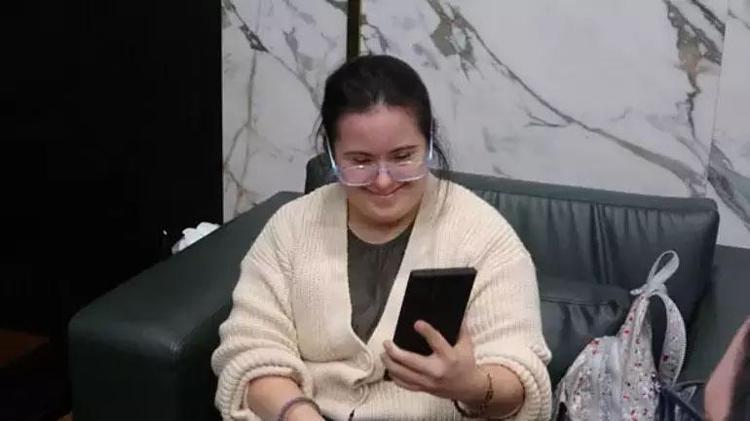 HAYRANINA ŞARKI SÖYLEDİ