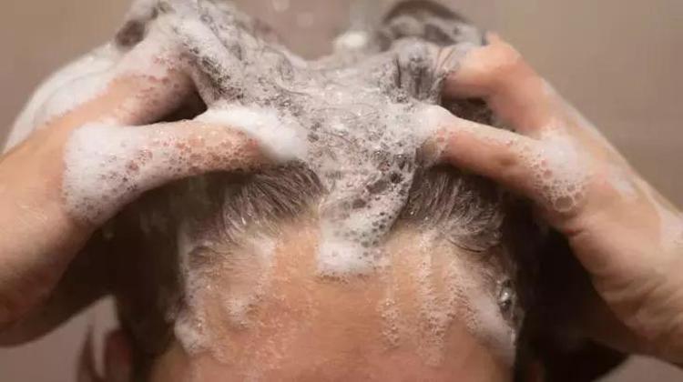 Dünyaca ünlü kuaförden şampuan tüyosu: 2 kez yapmak saçları öldürüyor
