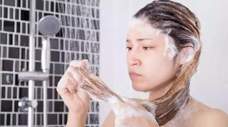 Dünyaca ünlü kuaförden şampuan tüyosu: 2 kez yapmak saçları öldürüyor