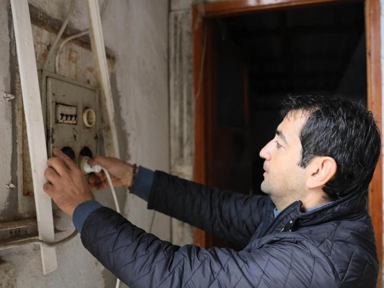 Ev sahibi kazma - k�rekle geldi! 2 bin TL i�in yapt�klar� �oke etti