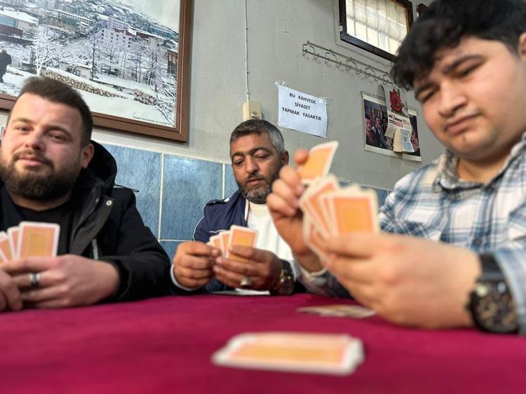 Müşterilerinin kavgalarından bıktı, kahvehanesinde siyasi tartışmaları yasakladı