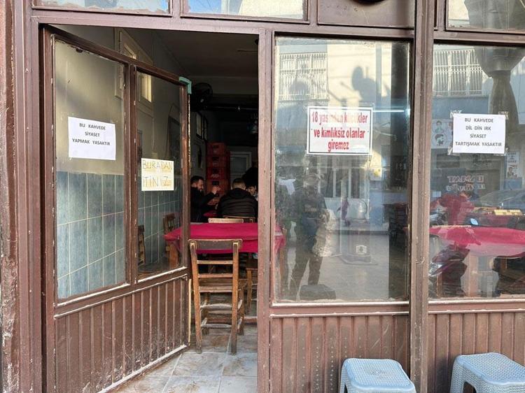 Müşterilerinin kavgalarından bıktı, kahvehanesinde siyasi tartışmaları yasakladı
