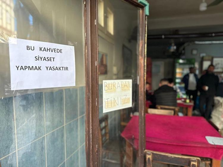 Müşterilerinin kavgalarından bıktı, kahvehanesinde siyasi tartışmaları yasakladı