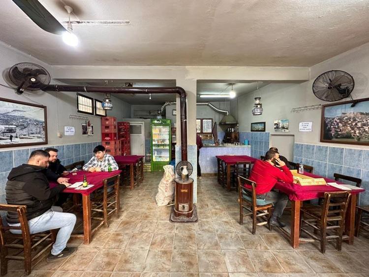Müşterilerinin kavgalarından bıktı, kahvehanesinde siyasi tartışmaları yasakladı