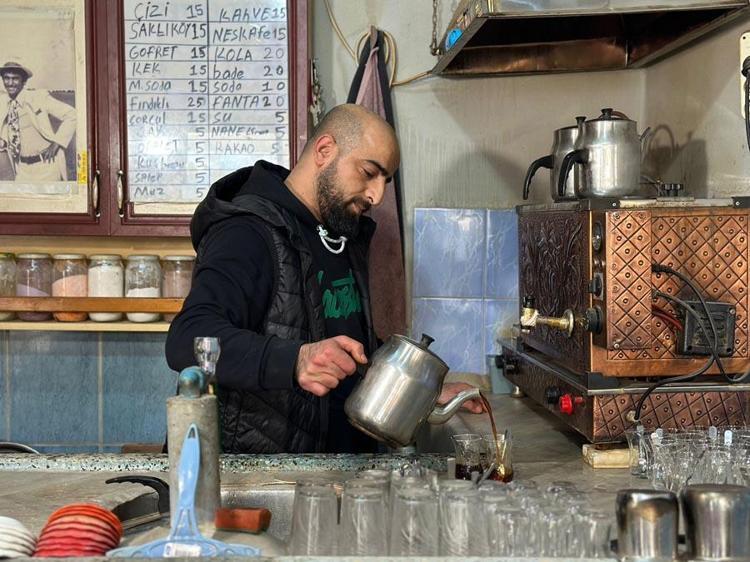 Müşterilerinin kavgalarından bıktı, kahvehanesinde siyasi tartışmaları yasakladı