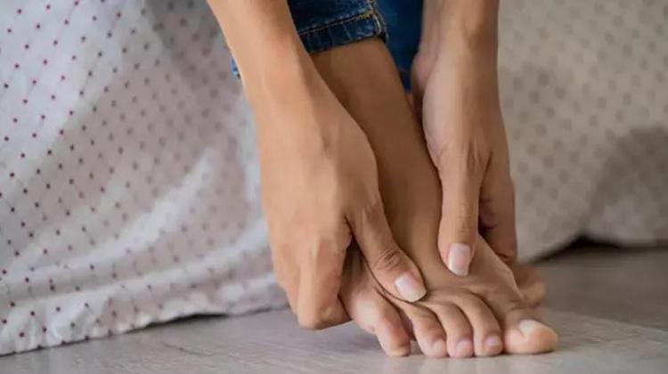 Alüminyum folyoyu ayağa sarınca ağrıyı tak diye kesti Etkisini dakikalar içinde gösterdi: Alüminyum folyonun sağlığa faydaları