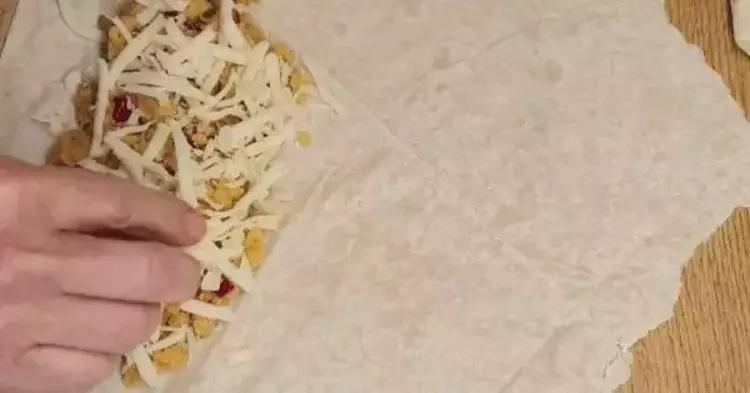Sahurda tok tutan hamur işi tarifi: Zahmetsiz börek tavada kolayca yapılır; mide yakmaz susatmaz