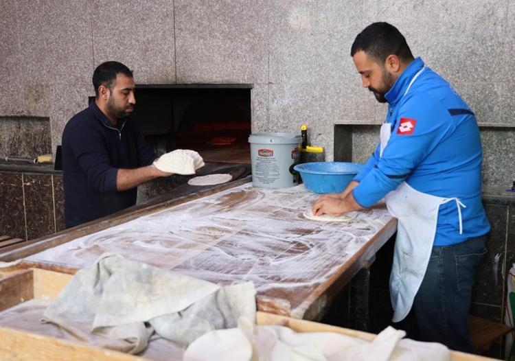 Ateş karşısında zorlu mesai hem oruç tutuyorlar hem de Ramazan pidesi yetiştiriyorlar