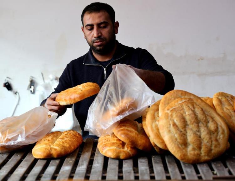 Ateş karşısında zorlu mesai hem oruç tutuyorlar hem de Ramazan pidesi yetiştiriyorlar