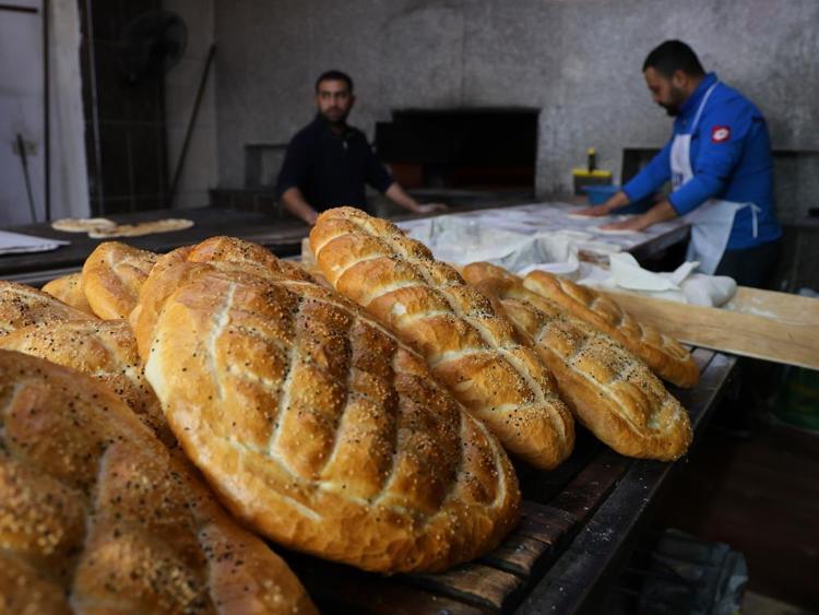 Ateş karşısında zorlu mesai hem oruç tutuyorlar hem de Ramazan pidesi yetiştiriyorlar