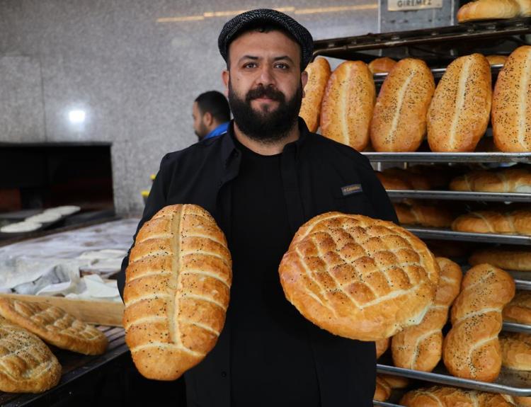 Ateş karşısında zorlu mesai hem oruç tutuyorlar hem de Ramazan pidesi yetiştiriyorlar