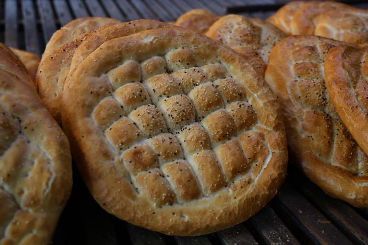 Ateş karşısında zorlu mesai hem oruç tutuyorlar hem de Ramazan pidesi yetiştiriyorlar