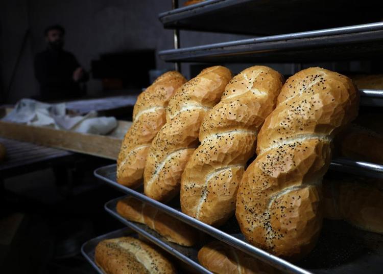Ateş karşısında zorlu mesai hem oruç tutuyorlar hem de Ramazan pidesi yetiştiriyorlar