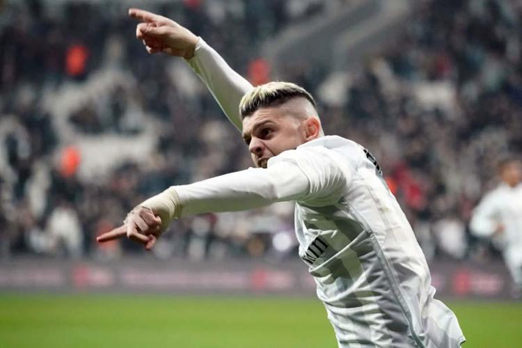 Beşiktaşın penaltısının iptal edilmesi doğru muydu Eski hakemden çarpıcı yorum geldi