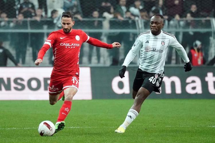Beşiktaşın penaltısının iptal edilmesi doğru muydu Eski hakemden çarpıcı yorum geldi