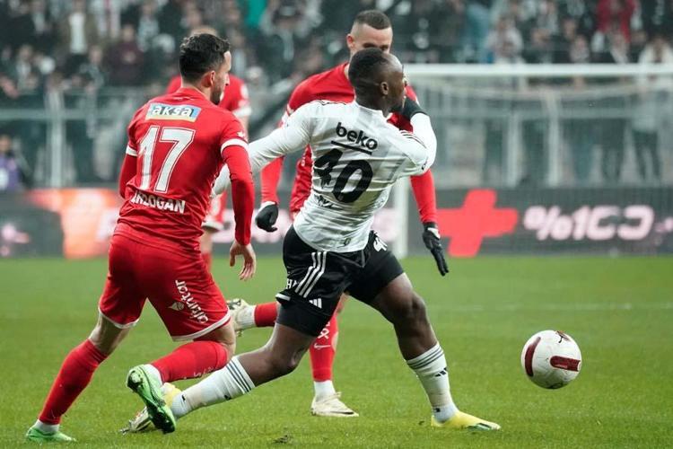 Beşiktaşın penaltısının iptal edilmesi doğru muydu Eski hakemden çarpıcı yorum geldi