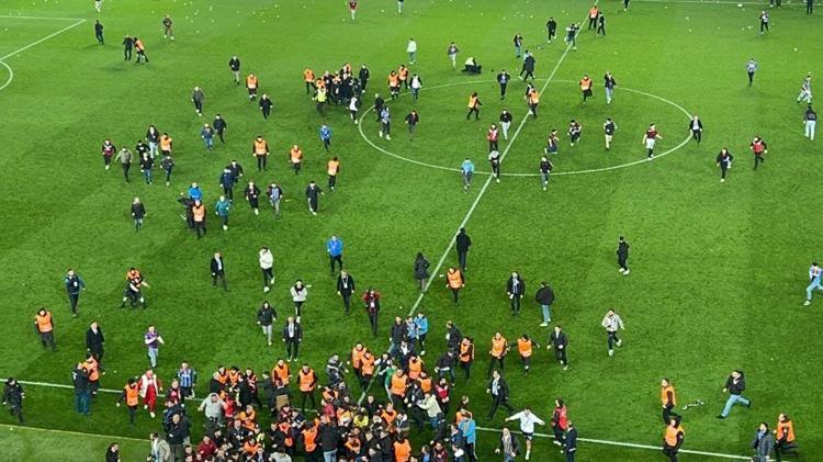 Trabzonspor - Fenerbahçe maçı sonrası saha karıştı Olaylar Avrupa basınına böyle yansıdı: Trabzonda meydan savaşı, çılgın ve skandal sahneler