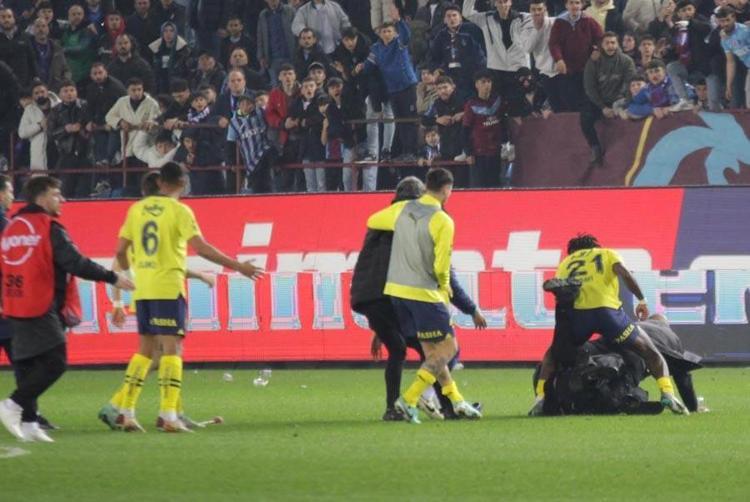 Trabzonspor - Fenerbahçe maçı sonrası saha karıştı Olaylar Avrupa basınına böyle yansıdı: Trabzonda meydan savaşı, çılgın ve skandal sahneler