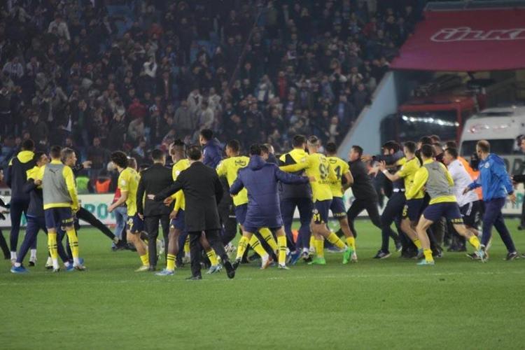 Trabzonspor - Fenerbahçe maçı sonrası saha karıştı Olaylar Avrupa basınına böyle yansıdı: Trabzonda meydan savaşı, çılgın ve skandal sahneler
