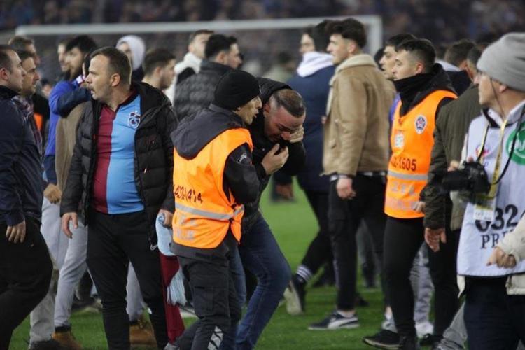 Trabzonspor - Fenerbahçe maçı sonrası saha karıştı Olaylar Avrupa basınına böyle yansıdı: Trabzonda meydan savaşı, çılgın ve skandal sahneler