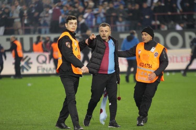 Trabzonspor - Fenerbahçe maçı sonrası saha karıştı Olaylar Avrupa basınına böyle yansıdı: Trabzonda meydan savaşı, çılgın ve skandal sahneler