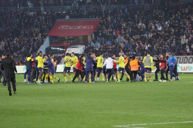 Trabzonspor - Fenerbahçe maçı sonrası saha karıştı Olaylar Avrupa basınına böyle yansıdı: Trabzonda meydan savaşı, çılgın ve skandal sahneler