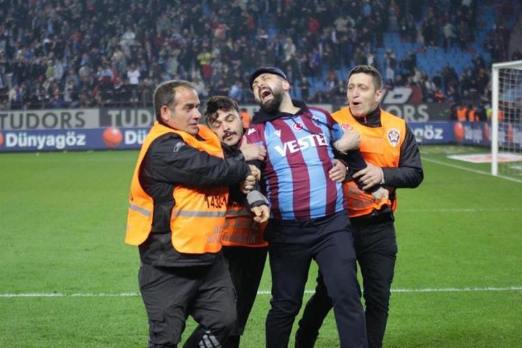 Trabzonspor - Fenerbahçe maçı sonrası saha karıştı Olaylar Avrupa basınına böyle yansıdı: Trabzonda meydan savaşı, çılgın ve skandal sahneler