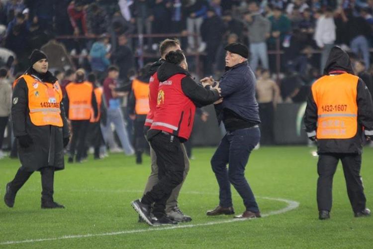 Trabzonspor - Fenerbahçe maçı sonrası saha karıştı Olaylar Avrupa basınına böyle yansıdı: Trabzonda meydan savaşı, çılgın ve skandal sahneler