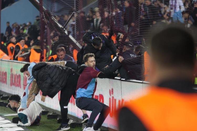 Trabzonspor - Fenerbahçe maçı sonrası saha karıştı Olaylar Avrupa basınına böyle yansıdı: Trabzonda meydan savaşı, çılgın ve skandal sahneler