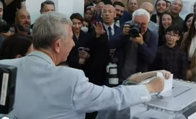 MANSUR YAVAŞ OYUNU KULLANDI