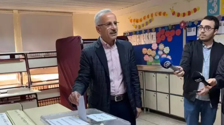 BAKAN URALOĞLU, OYUNU KULLANDI