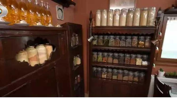Yaşar Alptekin dört katlı villasının kapısını Evrim Akına açtı