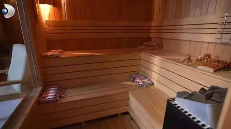 Yaşar Alptekin dört katlı villasının kapısını Evrim Akına açtı