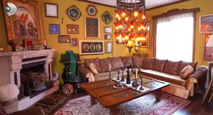 Yaşar Alptekin dört katlı villasının kapısını Evrim Akına açtı