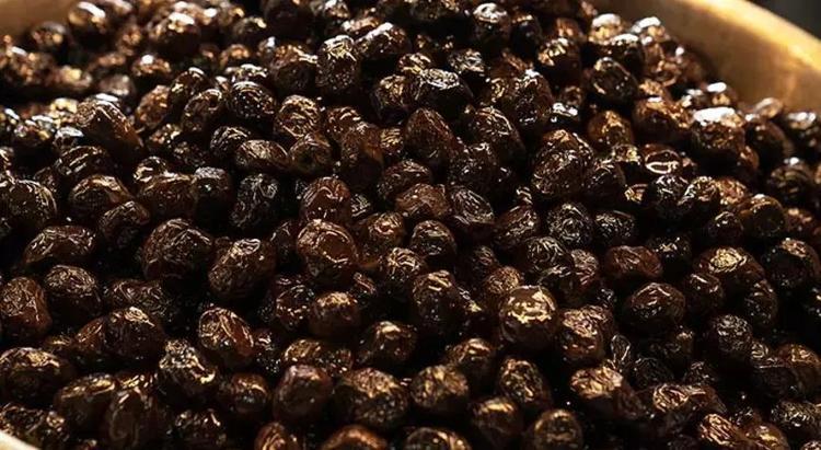 Zeytinin yumuşamasını önleyen tüyo - İçerisine bir bardak ekleyin, aylarca taze ve taş gibi kalıyor