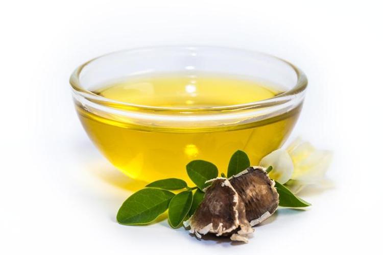 Kırışıklıklardan eser bırakmıyor, 1 kaşığı 10 yaş gençleştiriyor Anavatanı Himalayalar olan Moringa yağının faydaları saymakla bitmiyor
