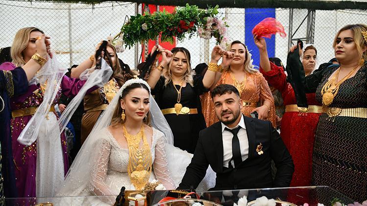 Aşiret düğününde toplanan para dudak uçuklattı