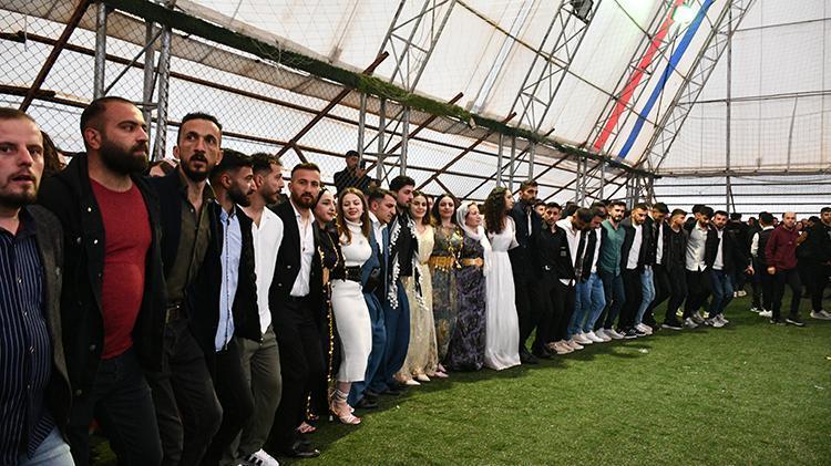 Aşiret düğününde toplanan para dudak uçuklattı