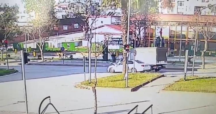 Sokak köpeklerinin kovaladığı gence otomobil çarptı